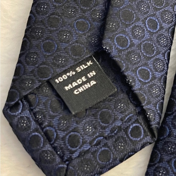 Kenneth Cole Reaction Dark Blue Circle Pattern Tie - Picture 6 of 6
